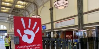 Mae Trafnidiaeth Cymru yn gofyn i gwsmeriaid fod yn gyfrifol