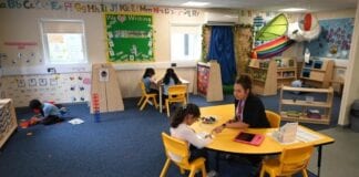 Dylai Llywodraeth Cymru ailasesu cynlluniau i ailagor ysgolion ar frys