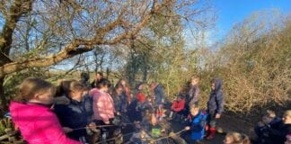 Partneriaeth Ysgolion yn hybu buddion dysgu yn yr awyr agored
