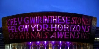 Goleuo tirnodau cenedlaethol ledled Cymru a Lloegr yn borffor i ddathlu Cyfrifiad 2021