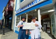 Mae cigydd yn rhoi £ 2000 i’r GIG