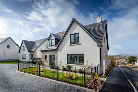 shot04e-exterior-of-the-balmoral-style-showhome-at-keepers-gate