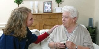 Gwasanaeth nyrsio newydd i gefnogi gofalwyr pobl sy’n byw gyda dementia