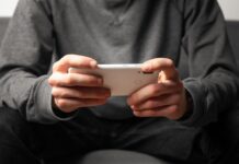 Phone Expert Warns Brits To Protect Devices Against Christmas Market Theft
