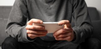 Phone Expert Warns Brits To Protect Devices Against Christmas Market Theft