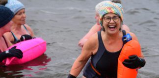 Lansio dipio dŵr oer yng Nghronfeydd Dŵr Llys-faen a Llanisien, gyda sesiynau cyflwyno i sicrhau dipio diogel