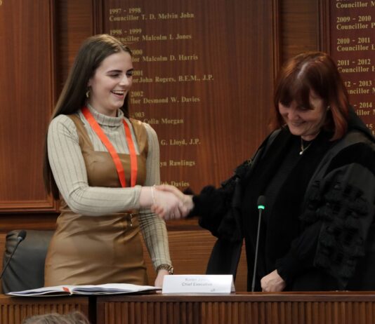Sefydlu Gracie Jones yn Faer Ieuenctid newydd Cyngor Castell-nedd Port Talbot