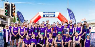 Tîm Abertawe’n dathlu ar ôl codi mwy nag £20,000 yn yr Hanner Marathon eleni