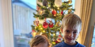 Y bachgen y tu ôl i’r bag gwaed: Mam yn rhannu stori i helpu eraill mewn angen