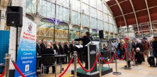 Côr Meibion Porthcawl yn perfformio yn Paddington i gychwyn Wythnos Cymru Llundain