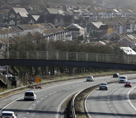 Trwsio ac atal dros 28,600 o dyllau ar ffordd y De-ddwyrain