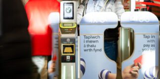 Dros 1.5 miliwn o deithiau trên ‘talu wrth fynd’ yng Nghymru