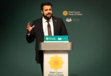 Byddai twll du £1bn maniffesto Reform yn dinistro gwasanaethau cyhoeddus yng Nghymru