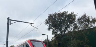 Gorsaf reilffordd Tŷ Glas yn ailagor yn dilyn uwchraddiadau mawr